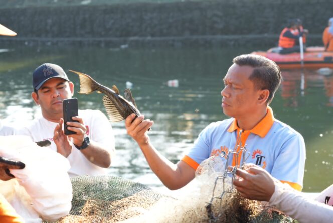 
					Munjirin Pimpin Operasi Penangkapan Ikan Sapu-Sapu, 320 Kg Terkumpul di Waduk Kaja