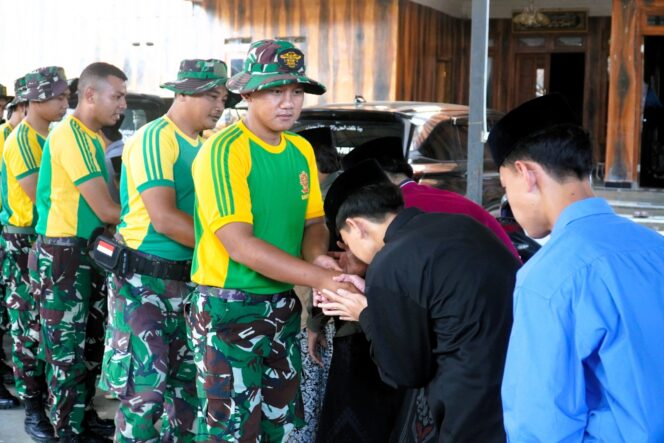 
					Prajurit Yonarmed 11 Kostrad Karya Bhakti Bangun Ponpes Wong Eling Peringati HUT ke-65 Divif 2 Kostrad