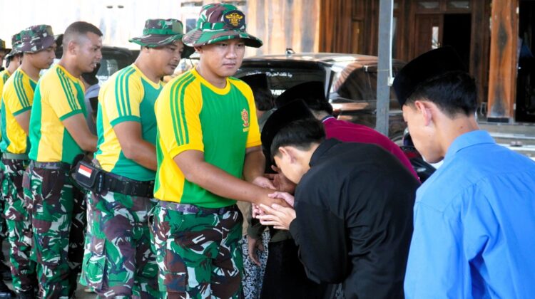 Prajurit Yonarmed 11 Kostrad Karya Bhakti Bangun Ponpes Wong Eling Peringati HUT ke-65 Divif 2 Kostrad