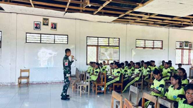 
					Tanamkan Jiwa Patriotisme, Satgas Pamtas Yonarhanud 2 Kostrad Bekali Siswa SMA Wawasan Kebangsaan dan Bela Negara