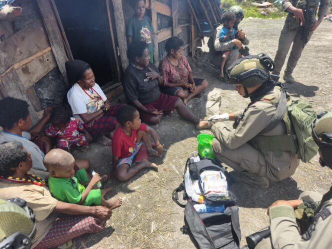 
					Satgas Damai Cartenz Laksanakan Patroli dan Layanan Kesehatan di Pengungsian Gigobak Sinak, Wujud Nyata Kepedulian kepada Warga