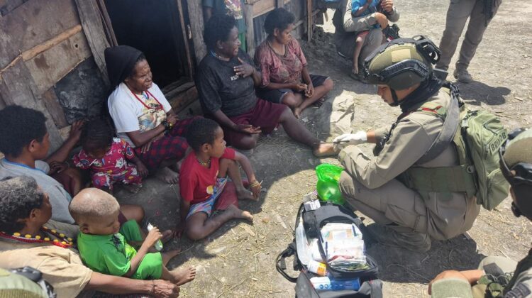Satgas Damai Cartenz Laksanakan Patroli dan Layanan Kesehatan di Pengungsian Gigobak Sinak, Wujud Nyata Kepedulian kepada Warga