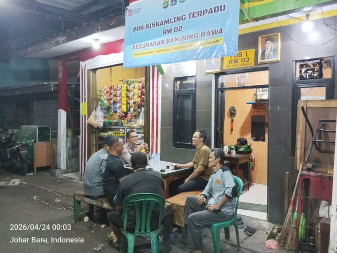 
					Sambangi Poskamling Tengah Malam, Polisi dan Warga Kampung Rawa Perkuat Benteng Keamanan Lingkungan