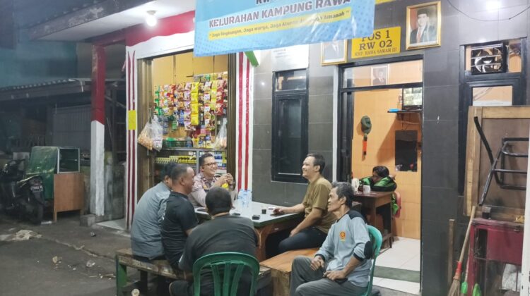 Sambangi Poskamling Tengah Malam, Polisi dan Warga Kampung Rawa Perkuat Benteng Keamanan Lingkungan