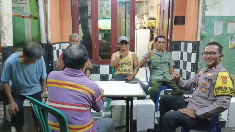 Malam Hari Polisi Turun ke Poskamling, Warga Kampung Rawa Diajak Perketat Keamanan Lingkungan