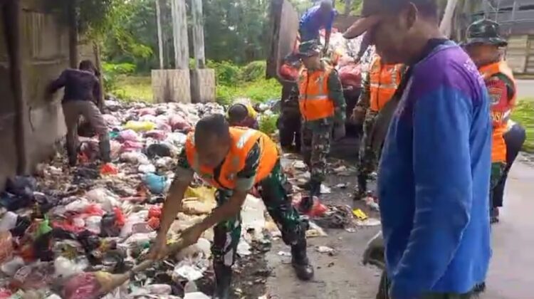 Satgas Sampah Kodim 0510/Tigaraksa Bersihkan Sampah Di Jayanti