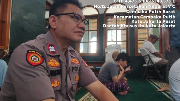 Sholat Jumat Jadi Momen Dekatkan Polisi dan Warga, Perkuat Kamtibmas di Johar Baru