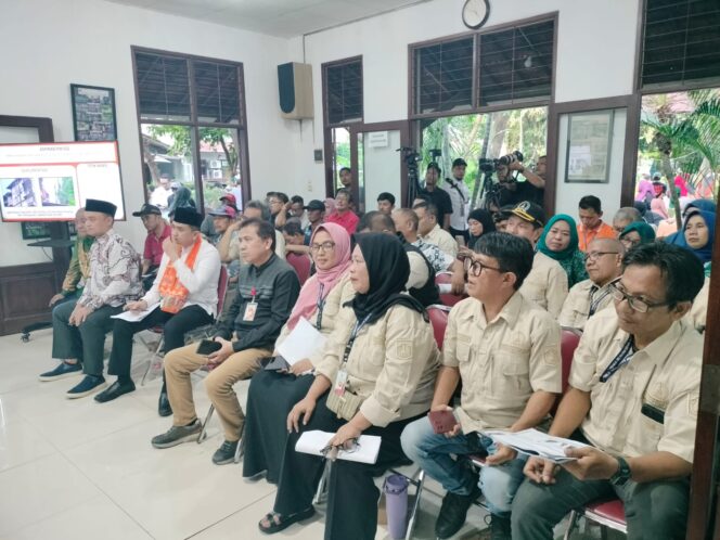 
					Bhabinkamtibmas Kebon Kosong Bersama 3 Pilar Amankan Giat “Sapa Warga” Wagub DKI Jakarta