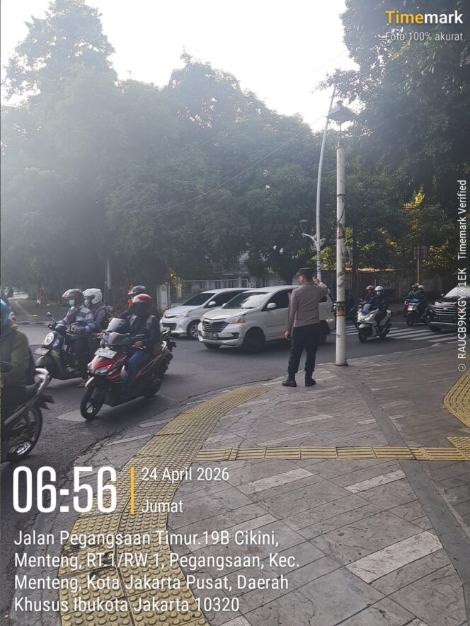 
					Sigap Atur Lalin Pagi, Kapolsubsektor Pegangsaan Hadir Cegah Kemacetan di Menteng