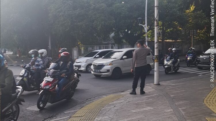 Sigap Atur Lalin Pagi, Kapolsubsektor Pegangsaan Hadir Cegah Kemacetan di Menteng