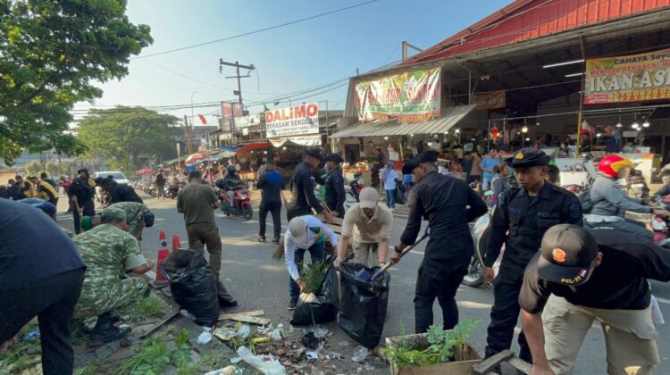 Brimob Polda Metro Jaya Bersihkan Pasar Ciputat, Lingkungan Sehat dan Aktivitas Warga Lebih Nyaman