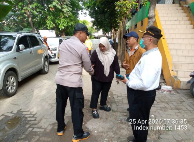 
					Guyub Bersih Lingkungan, Polisi dan Warga Johar Baru Kompak Gelar Kerja Bakti