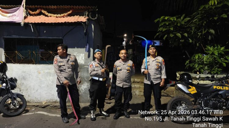 Patroli Cipta Kondisi Dini Hari, Polisi Amankan Senjata Tajam dan Cegah Tawuran di Johar Baru