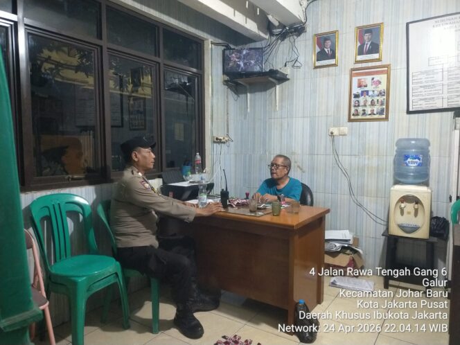 
					Cooling System Malam Hari, Polisi Sambangi Pos Kamling RW 06 Galur dan Ajak Warga Aktif Jaga Lingkungan