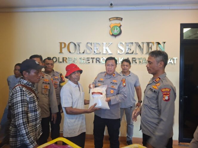 
					Polsek Senen Bagikan Bantuan Beras untuk Warga Sekitar