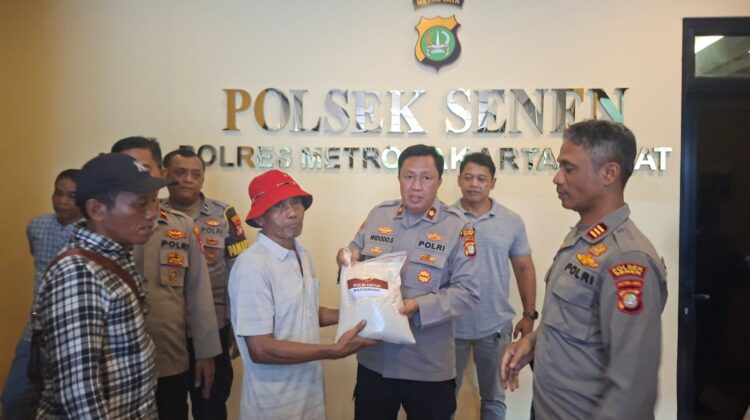 Polsek Senen Bagikan Bantuan Beras untuk Warga Sekitar