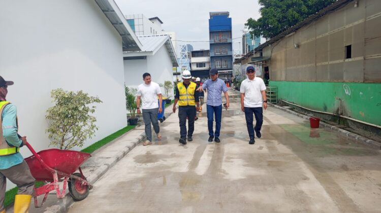 Seskab Tinjau Hunian Sementara Warga Bantaran Rel di Senen