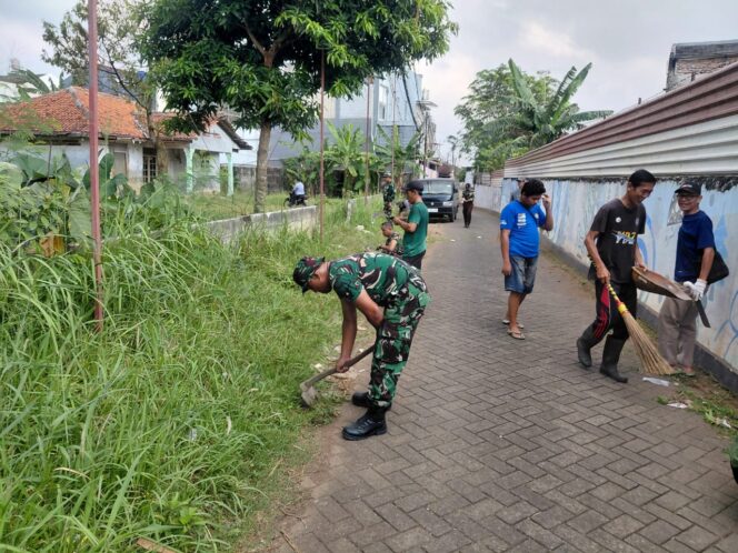 
					Babinsa Koramil Curug Gotong Royong Bersihkan Kampung Pancasila