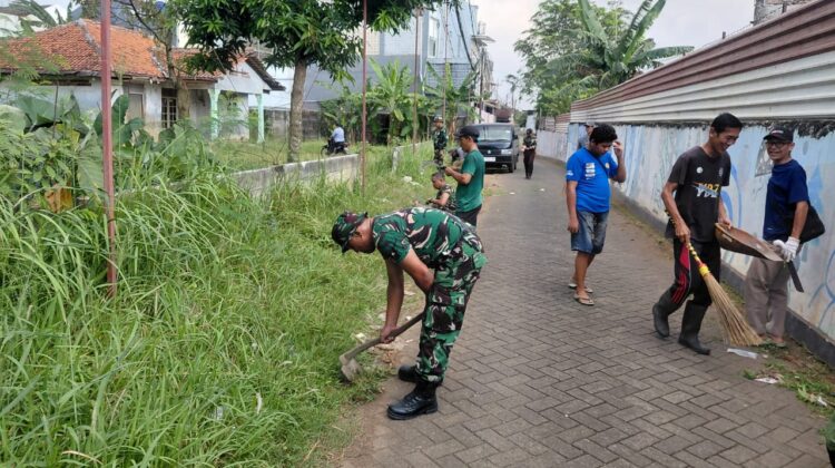 Babinsa Koramil Curug Gotong Royong Bersihkan Kampung Pancasila