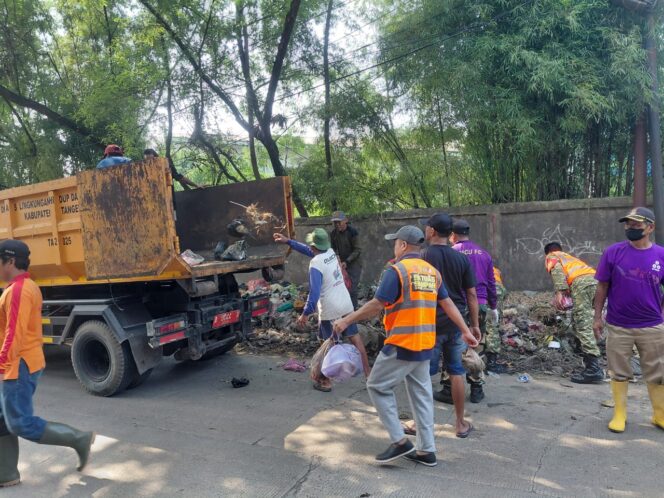 
					Bergerak Cepat Satgas Sampah Kodim 0510/Tigaraksa Bersihkan Sampah Di Curug