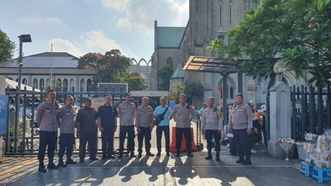 
					Pengamanan Misa Minggu di Katedral Berjalan Aman, Polisi Siaga Antisipasi Gangguan Kamtibmas