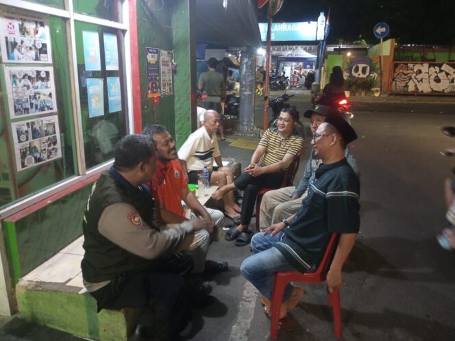 
					Jelang Malam Bhabinkamtibmas Sambang Warga Karang Anyar, Perkuat Patroli Jalan Kaki dan Cegah Tawuran