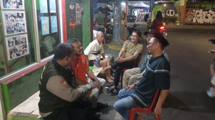 Jelang Malam Bhabinkamtibmas Sambang Warga Karang Anyar, Perkuat Patroli Jalan Kaki dan Cegah Tawuran