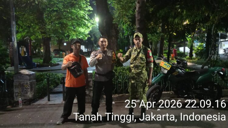Perkuat Keamanan Lingkungan, Bhabinkamtibmas Sambangi Satkamling di Tanah Tinggi