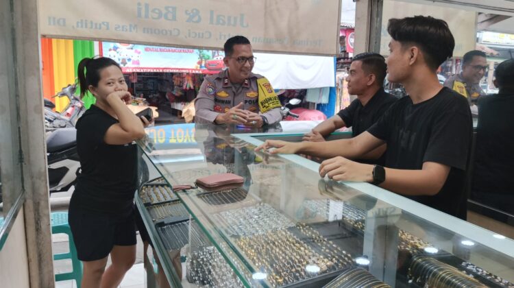 Sisir Area Pasar Gembrong, Polisi Sambangi Pelaku Usaha Perkuat Keamanan dan Cegah Kejahatan