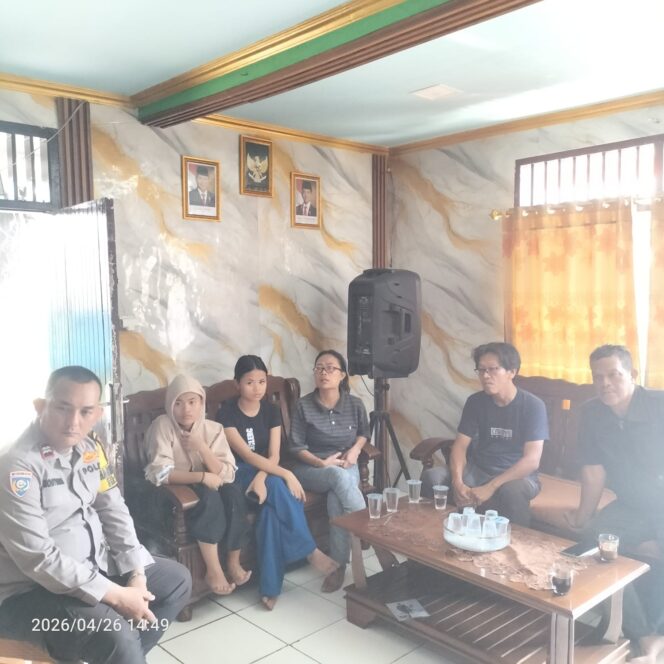 
					Salah Paham Warga Menteng Berujung Damai, Bhabinkamtibmas Fasilitasi Mediasi Kekeluargaan