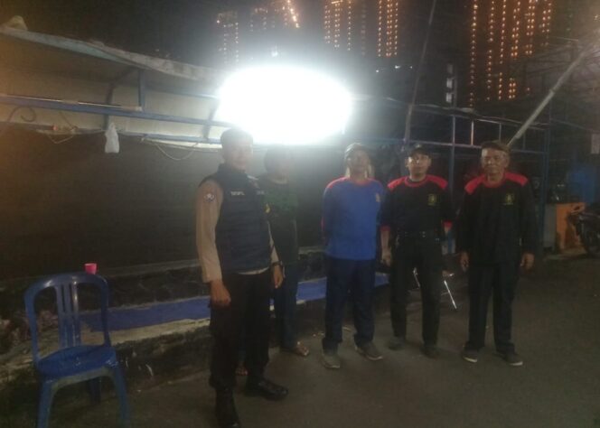 
					Dini Hari, Bhabinkamtibmas Cikini Sambangi Satkamling Raden Saleh, Warga Diminta Waspada