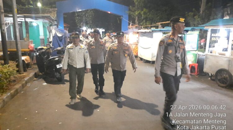 Patroli Jalan Kaki Menteng, Polisi Perkuat Keamanan dan Cegah Tawuran Warga