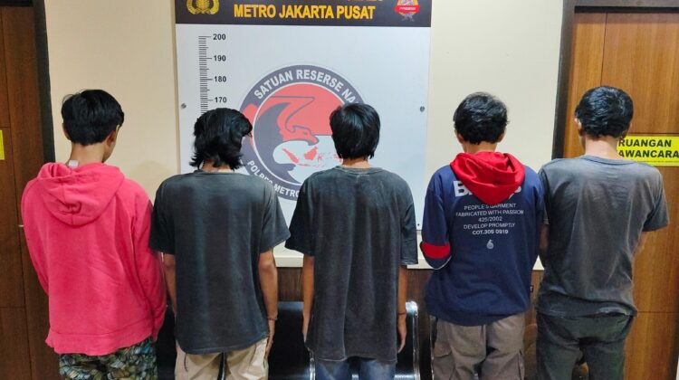 Sat Resnarkoba Polrestro Jakpus, lakukan penggerebekan dilokasi peredaran narkoba di Tanah Abang: Diduga pelaku 5 Orang Diamankan. 