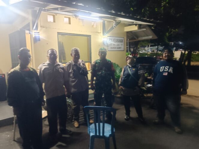 
					Patroli Malam Babinsa dan Warga Duren Sawit Perkuat Keamanan Cegah Tawuran Remaja