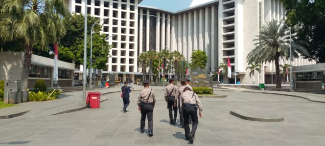 
					Panit Samapta Latih Siswa LATJA Lewat Fungsi Samapta Dengan Patroli Jalan Kaki di Area Publik