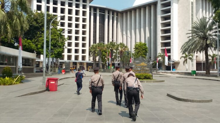 Panit Samapta Latih Siswa LATJA Lewat Fungsi Samapta Dengan Patroli Jalan Kaki di Area Publik