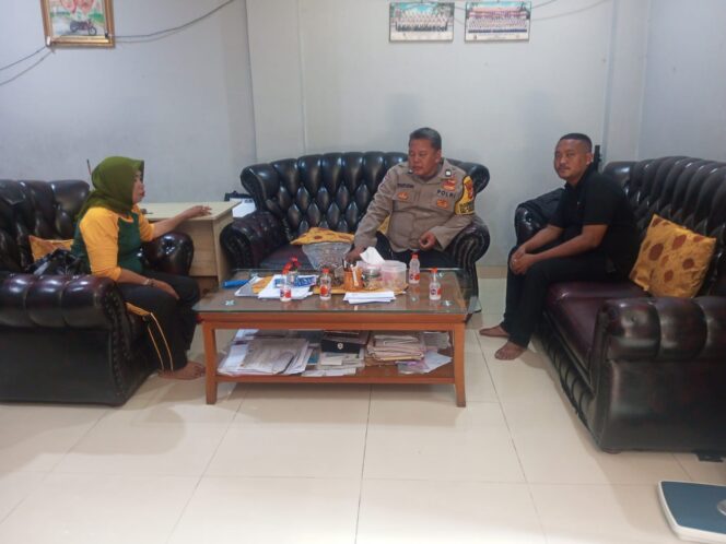 
					Sambang Door to Door Sistem Bhaninkmatobmas” Di Rumah Warga Bahas Akar Penyebab Terjadinya Tawuran Remaja di Karang Anyar
