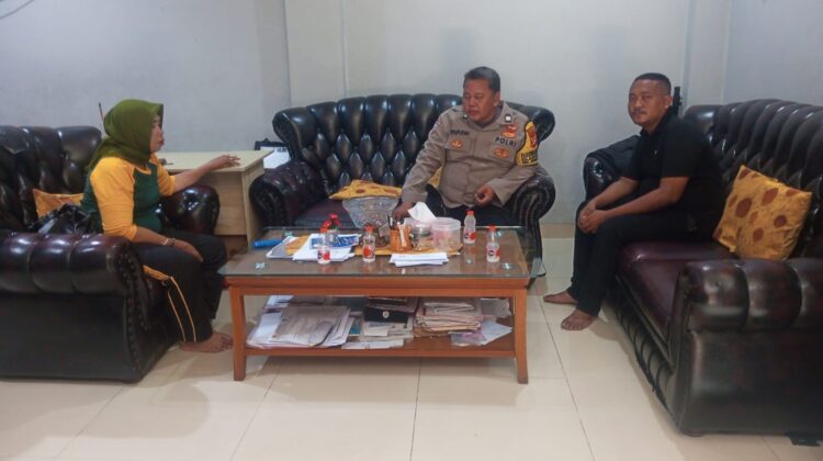 Sambang Door to Door Sistem Bhaninkmatobmas” Di Rumah Warga Bahas Akar Penyebab Terjadinya Tawuran Remaja di Karang Anyar