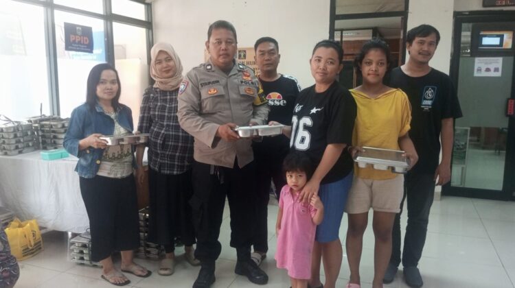 Bhabinkamtibmas Monitoring Pembagian Makanan Bergizi Gratis di Karang Anyar