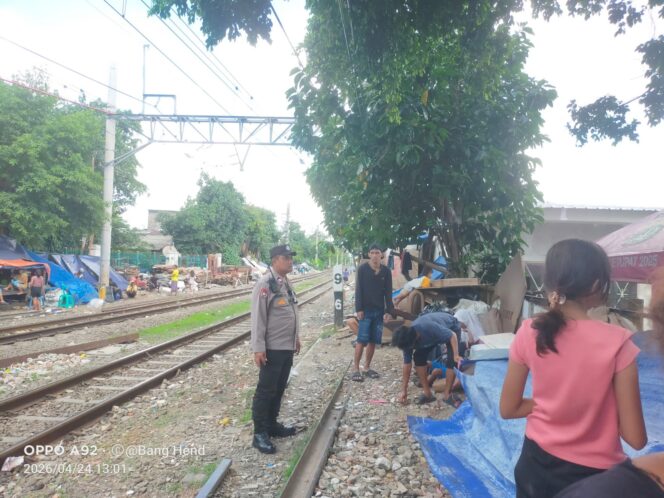 
					Bhabinkamtibmas Sambangi Warga Pinggir Rel di Kramat, Ingatkan Soal Kamtibmas