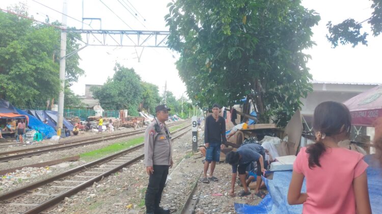 Bhabinkamtibmas Sambangi Warga Pinggir Rel di Kramat, Ingatkan Soal Kamtibmas