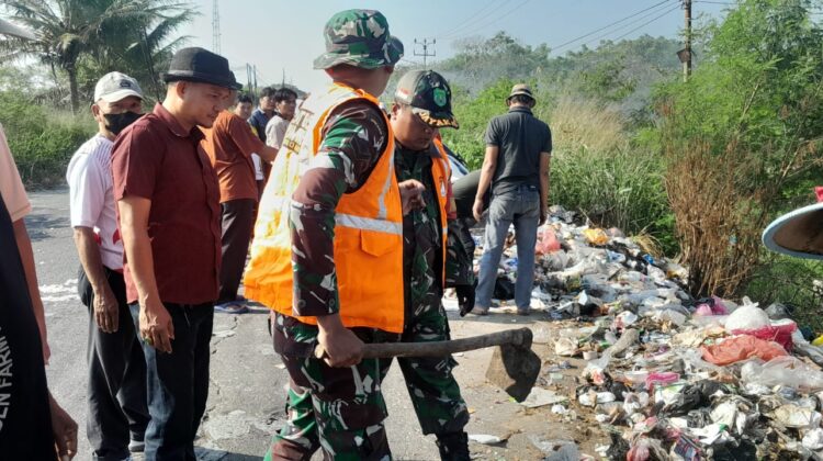 Jawab Keluhan Warga Satgas Sampah Kodim 0510/Tigaraksa Turun Langsung Bersihkan Sampah Di Mekar Baru
