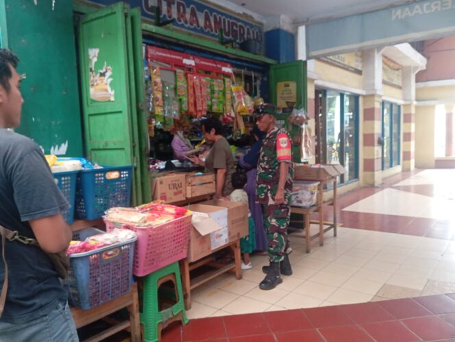 
					Dari Pasar ke Masyarakat, Babinsa Pastikan Harga Sembako Tetap Terjangkau