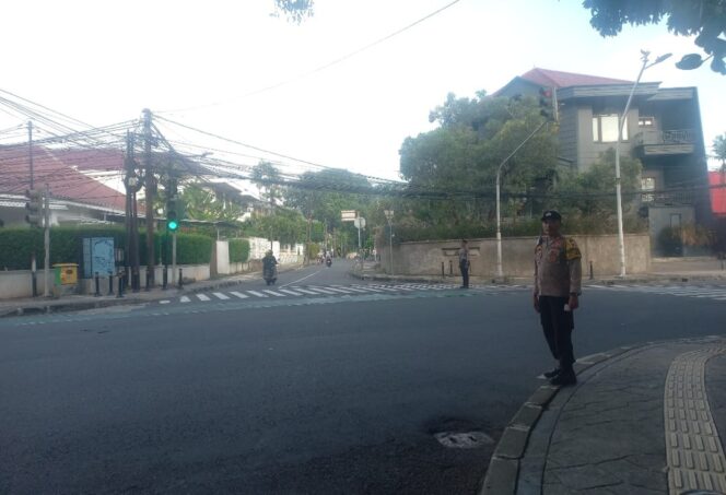 
					Tl Cik Ditiro Terkendali, Bhabinkamtibmas Cikini Sigap Atur Lalin Pagi Hari