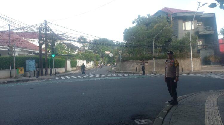 Tl Cik Ditiro Terkendali, Bhabinkamtibmas Cikini Sigap Atur Lalin Pagi Hari