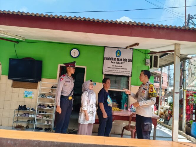 
					Bhabinkamtibmas Kebon Melati Bersama Siswa Latja Laksanakan Sambang dan Patroli Wilayah di RW 017