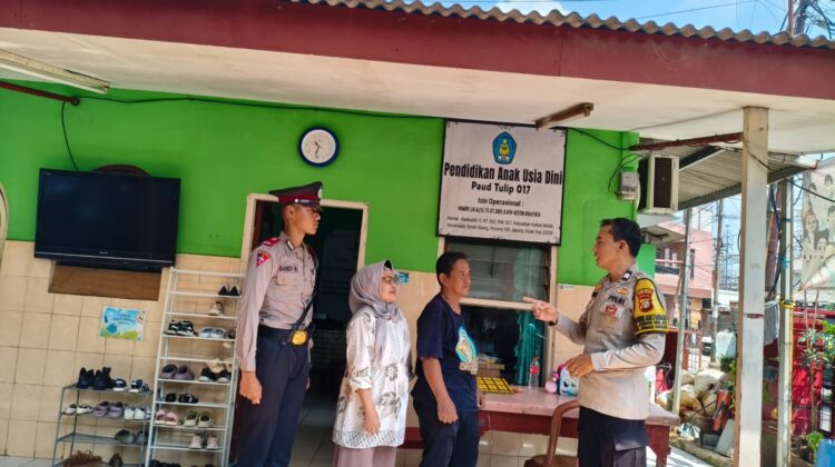 Bhabinkamtibmas Kebon Melati Bersama Siswa Latja Laksanakan Sambang dan Patroli Wilayah di RW 017