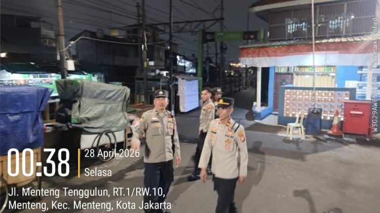 Patroli Jalan Kaki Cipkon Menteng, Polsek Metro Menteng Sisir Permukiman Cegah Gangguan Kamtibmas