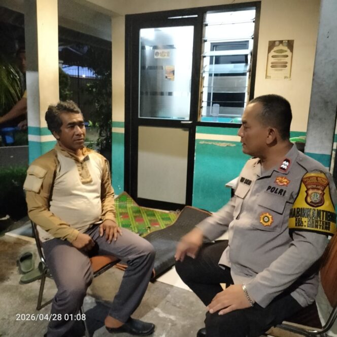 
					Patroli Dinihari Bhabinkamtibmas Menteng, Warga RT 03 RW 07 Diajak Perkuat Satkamling