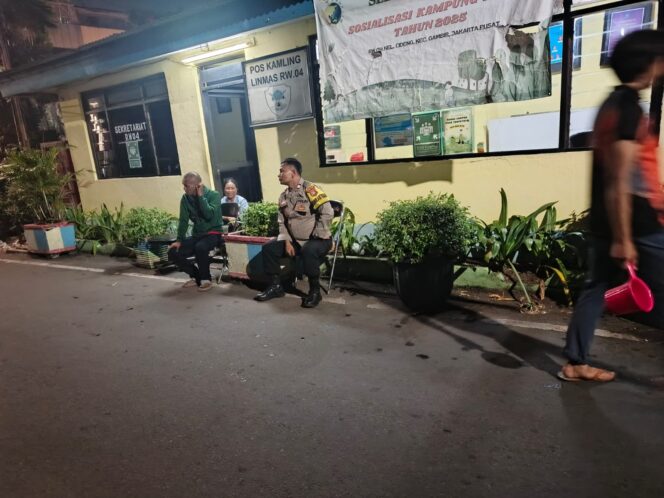 
					Bhabinkamtibmas Cideng Laksanakan Patroli dan Pembinaan Satkamling RW 04